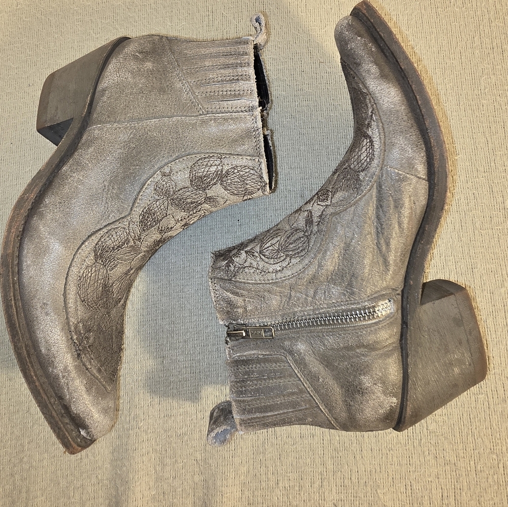 Liberty Black Taupe Distressed Floral Zipper Western Ankle Boot size 6.5 - Picture 2 of 8